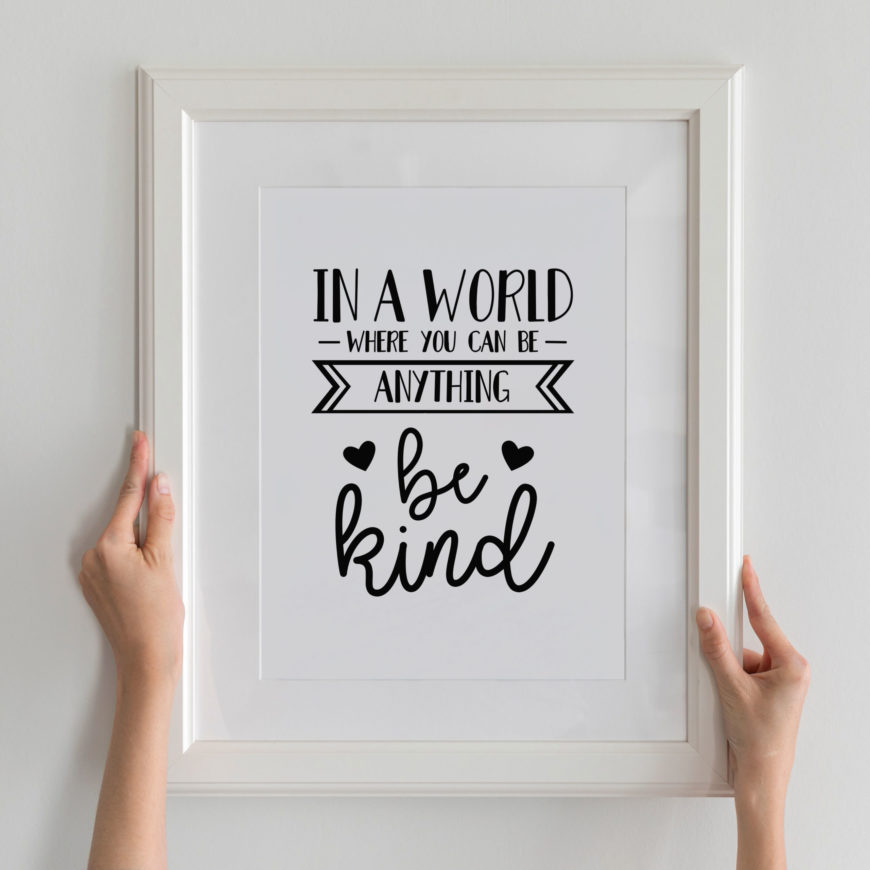 lámina decorativa con la frase in a world where you can be anything be kind