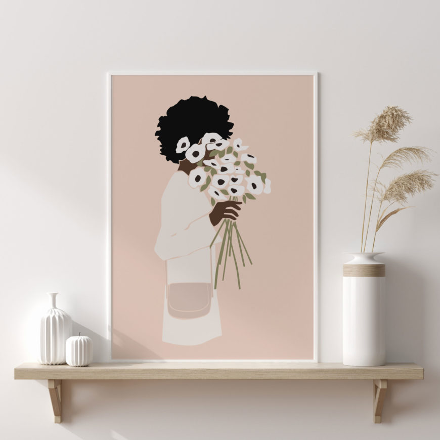 lámina de la serie femmes en la que se puede ver a una mujer con pelo corto y afro llevando un abrigo blanco y sosteniendo un ramo de flores blancas a la altura de su cara