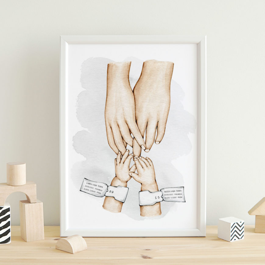 Lámina hecha en acuarela que representa las manitas de dos bebés agarrando las manos a sus papis. Está personalizada con los datos más importante de su nacimiento.